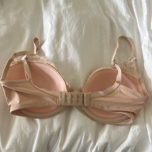Chantelle Peach Pink Lace Bra - Picture 2 of 3